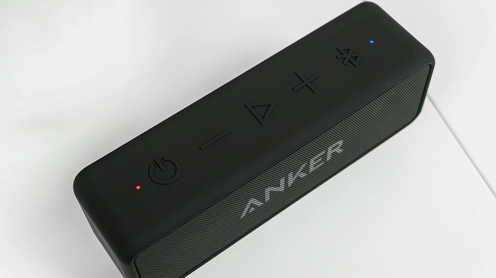 Controles e indicadores leds del Anker Soundcore 2