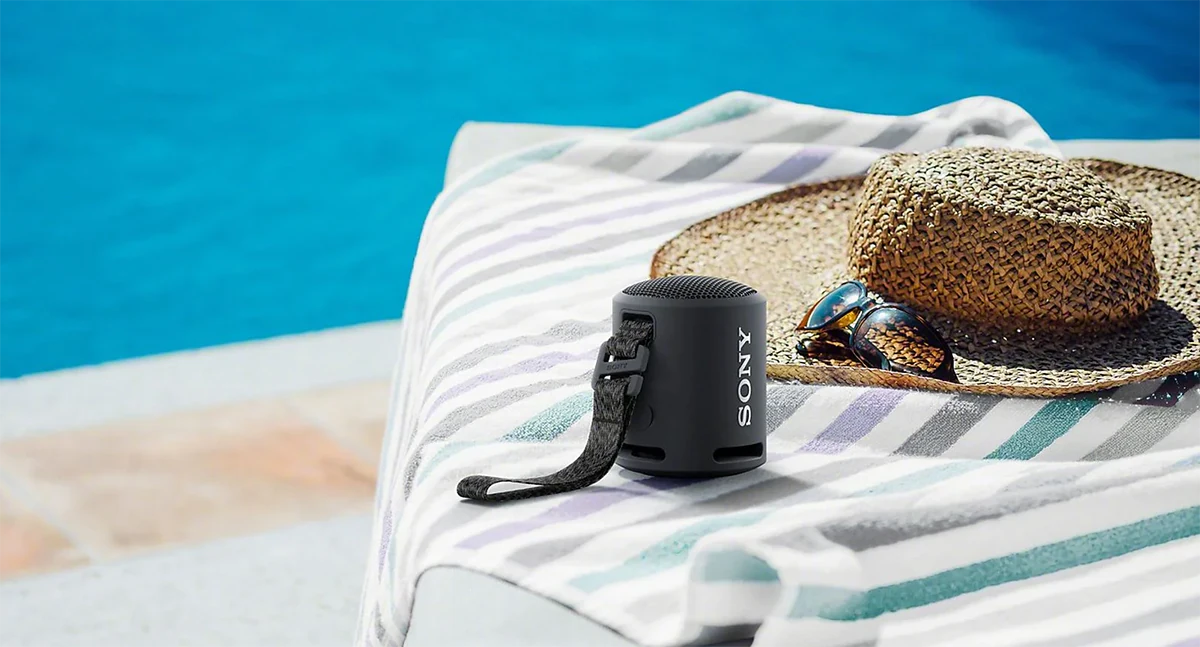 El Sony SRS-XB13 es un altavoz bluetooth portátil con gran autonomía perfecto para actividades al aire libre