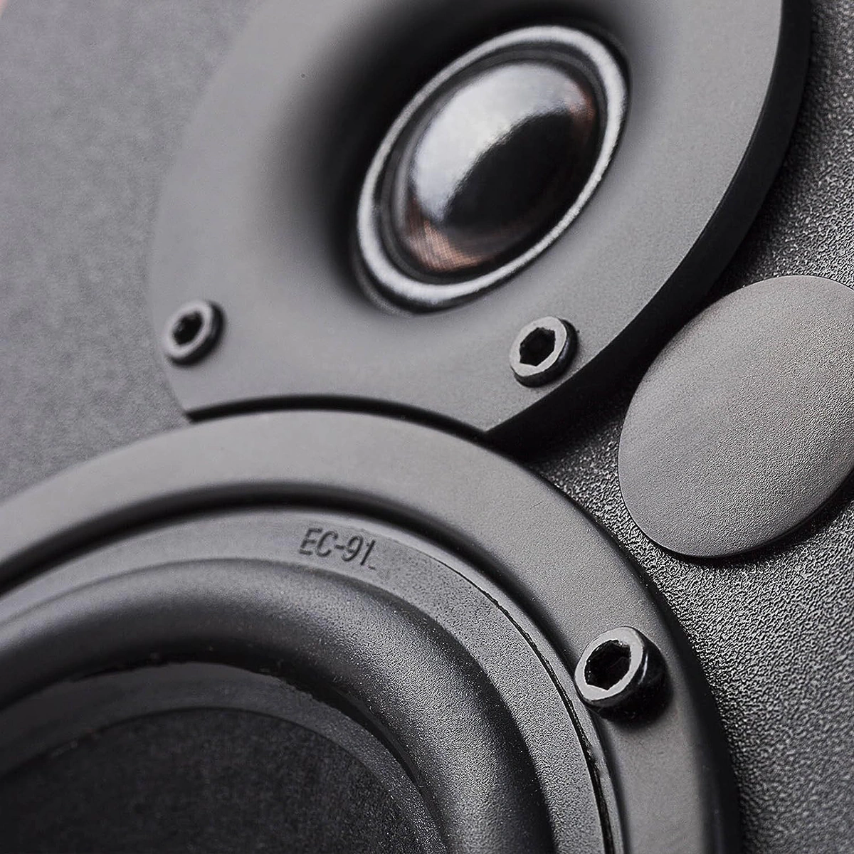 Tweeter ojo de águila de los Edifier R1700BTs para una mejor calidad de audio