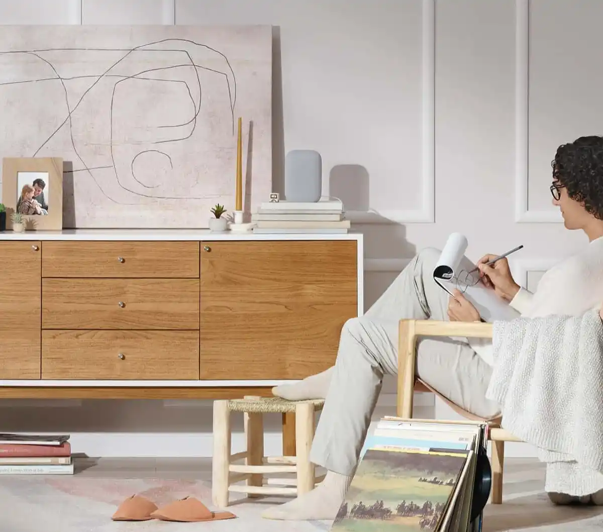 Diseño rectangular con bordes redondeados del Google Nest Audio
