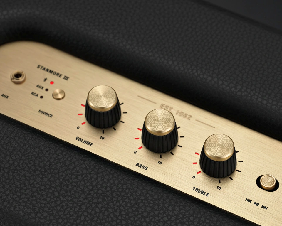 Panel de control del altavoz Marshall Stanmore III con las perillas analógicas e interruptores