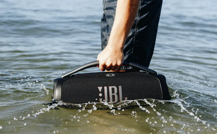El altavoz bluetooth JBL Boombox 3 incorpora certificación IP67 que lo hace resistente al agua y polvo.