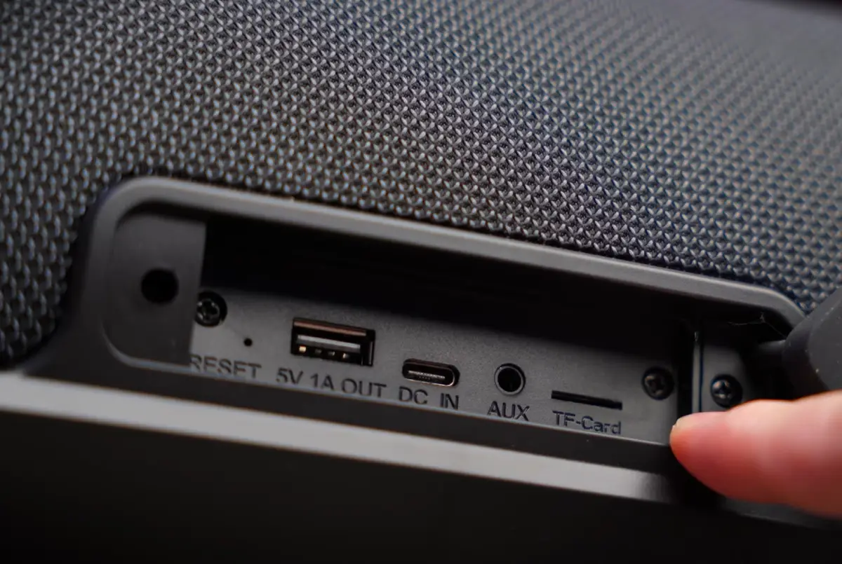 Conexiones físicas en la parte trasera del Tronsmart Bang que incluye USB-A/C, microSD, AUX 3,5mm